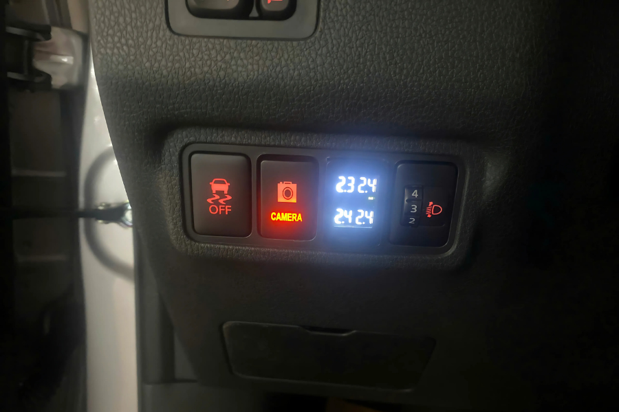 Quy trình reset có thể khác nhau tùy theo từng hãng xe. Tham khảo sách hướng dẫn sử dụng xe của bạn để biết chính xác các bước thực hiện.