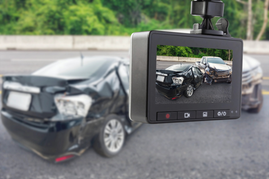 Trong các tình huống xảy ra va chạm hoặc tranh chấp giao thông, camera hành trình chính sẽ cung cấp bằng chứng chi tiết. Trong các tình huống xảy ra va chạm hoặc tranh chấp giao thông, camera hành trình chính sẽ cung cấp bằng chứng chi tiết.